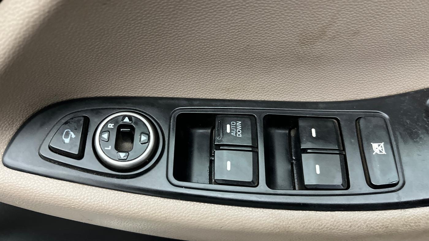 2018 Hyundai Elite i20 SPORTZ 1.2, Petrol, Manual, 89,673 km, Driver Side Door Panels Control