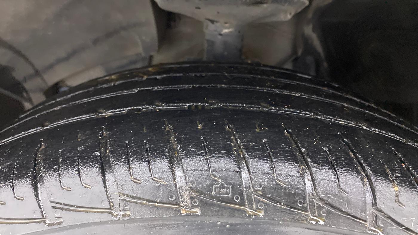 2015 Renault Duster 85 PS RXL PLUS DIESEL, Diesel, Manual, 1,19,982 km, Left Front Tyre Tread