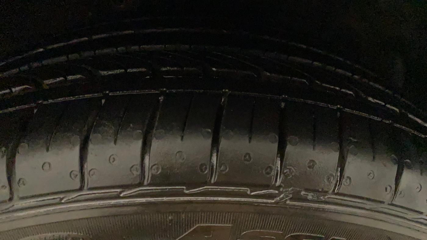 2021 Maruti Ciaz ALPHA  AT 1.5 SHVS PETROL, Petrol, Automatic, 8,065 km, Right Front Tyre Tread