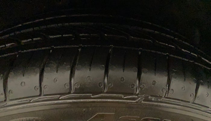 2021 Maruti Ciaz ALPHA  AT 1.5 SHVS PETROL, Petrol, Automatic, 8,065 km, Right Front Tyre Tread