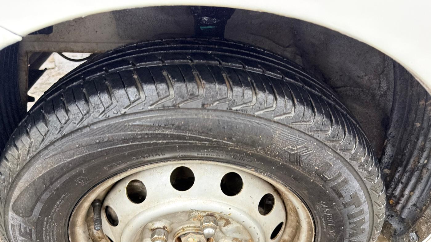 2016 Hyundai Eon ERA +, Petrol, Manual, 25,803 km, Left Front Tyre Tread