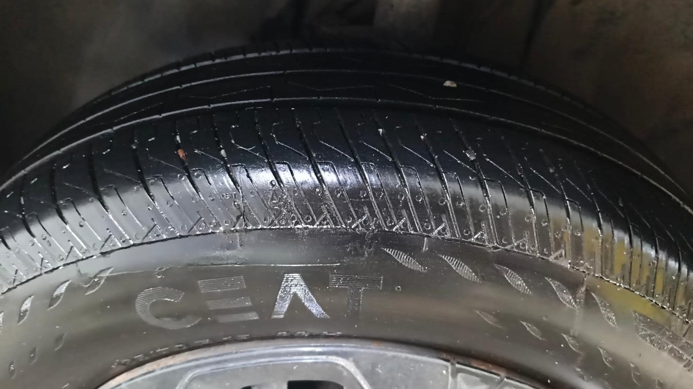 2021 Tata PUNCH ADVENTURE AMT, Petrol, Automatic, 31,193 km, Left Front Tyre Tread