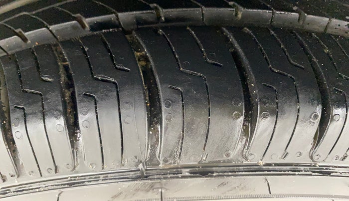 2022 Maruti Ciaz ZETA 1.5 SHVS MT PETROL, Petrol, Manual, 27,421 km, Left Front Tyre Tread