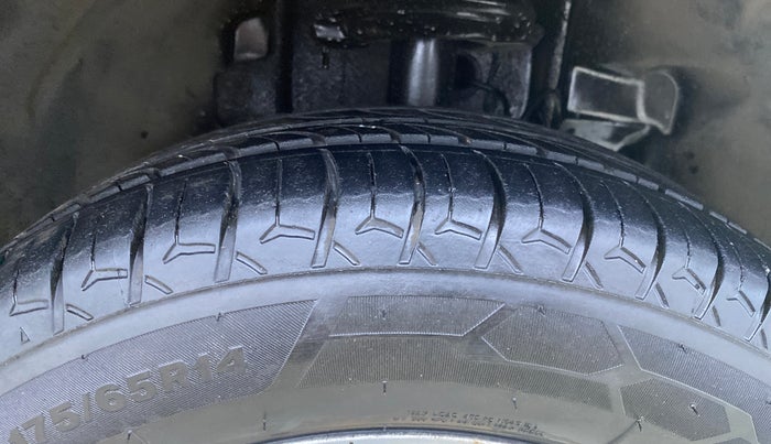 2017 Tata Tiago XZA PETROL, Petrol, Automatic, 65,228 km, Right Front Tyre Tread