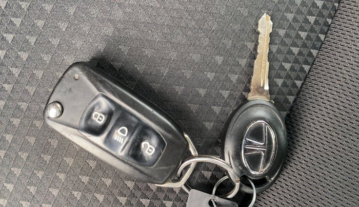 2017 Tata Tiago XZ PETROL, Petrol, Manual, 74,049 km, Key Close Up