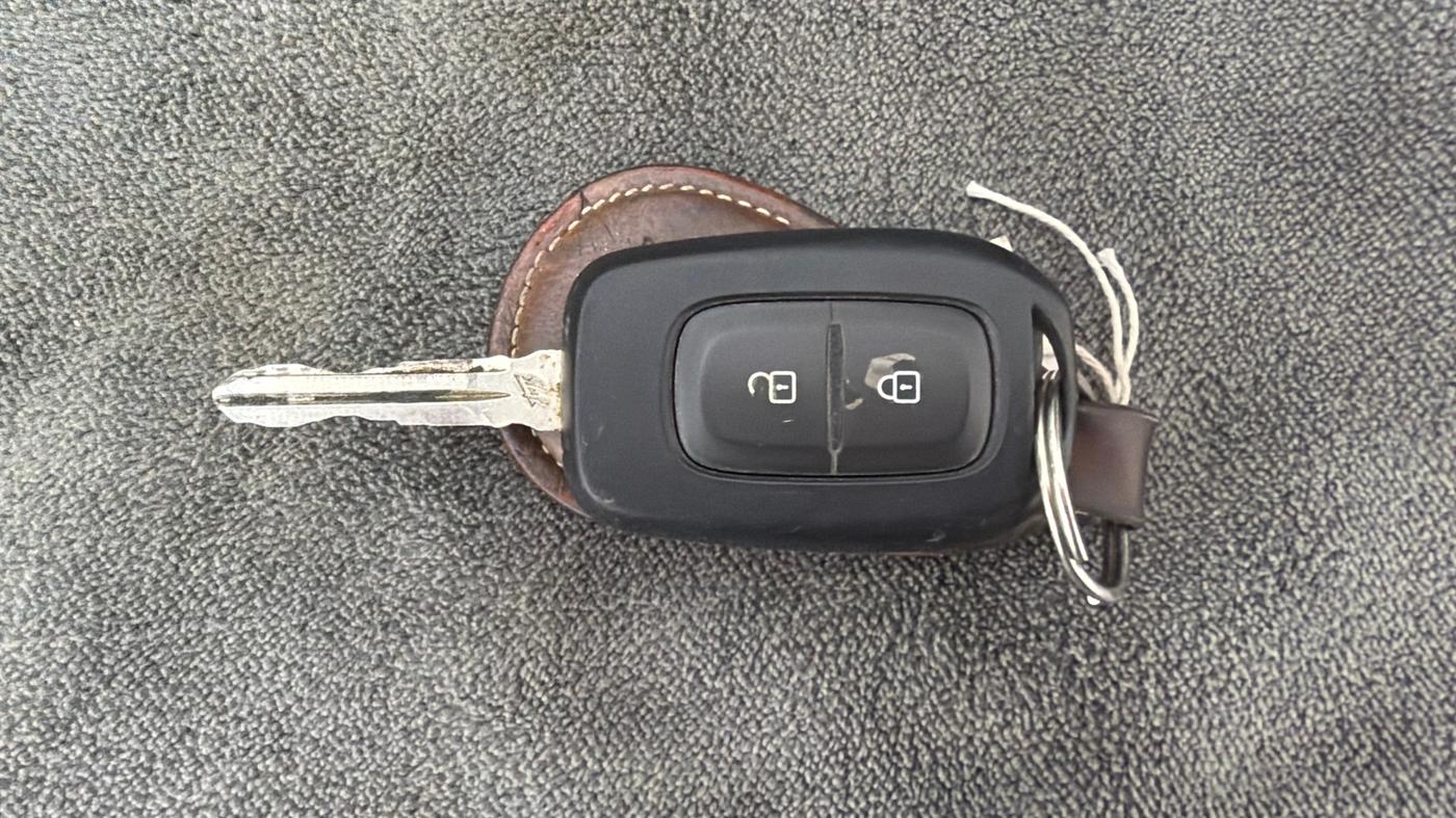 2024 Renault TRIBER RXL MT, Petrol, Manual, 17,098 km, Key Close Up