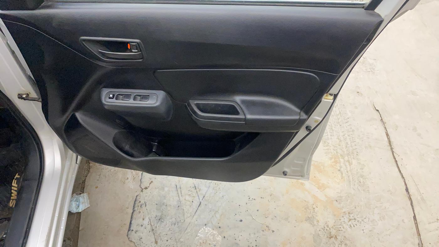 2022 Maruti Swift LXI, Petrol, Manual, 1,09,328 km, Driver Side Door Panels Control