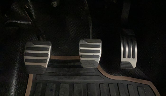 2018 Mahindra XUV500 W9, Diesel, Manual, 32,647 km, Pedals