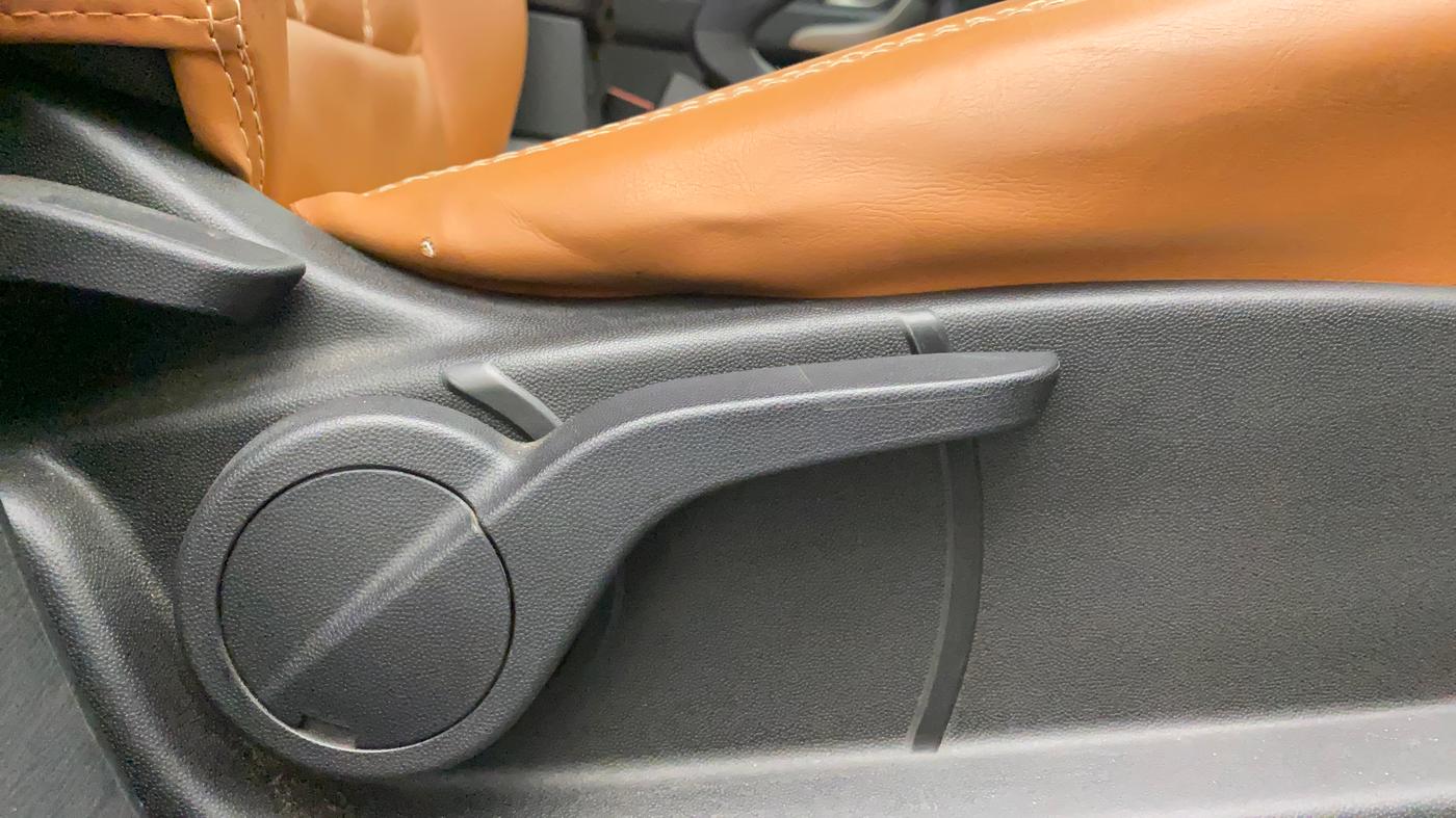 2018 Mahindra XUV500 W9, Diesel, Manual, 32,647 km, Driver Side Adjustment Panel