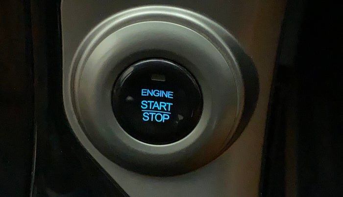 2018 Mahindra XUV500 W9, Diesel, Manual, 32,647 km, Keyless Start/ Stop Button