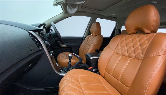 2018 Mahindra XUV500 W9, Diesel, Manual, 32,647 km, Right Side Front Door Cabin