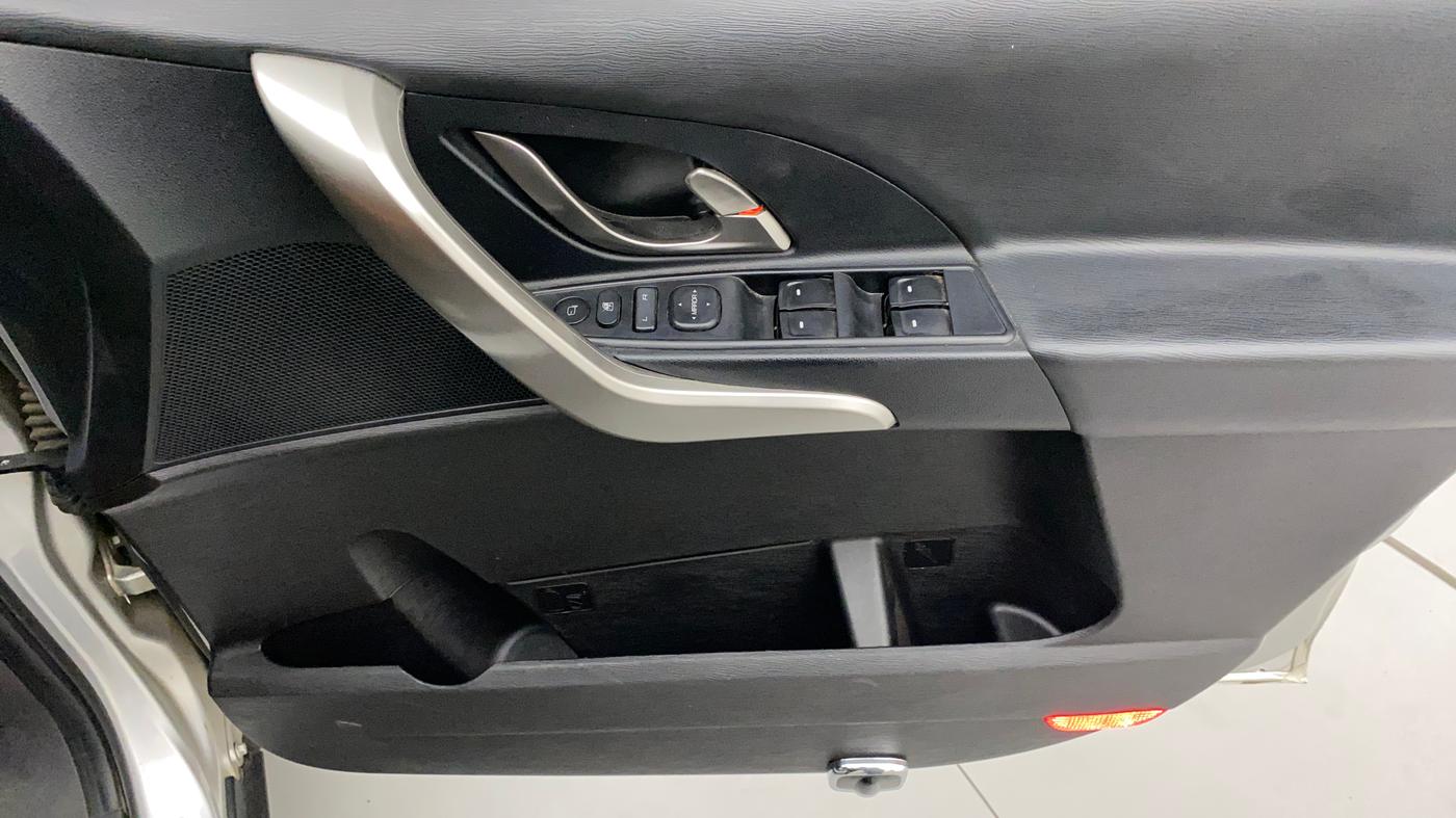 2018 Mahindra XUV500 W9, Diesel, Manual, 32,647 km, Driver Side Door Panels Control