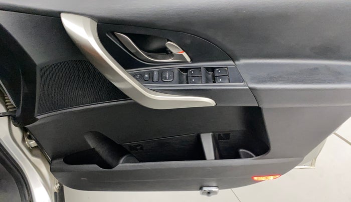 2018 Mahindra XUV500 W9, Diesel, Manual, 32,647 km, Driver Side Door Panels Control