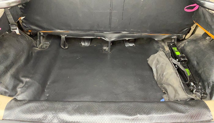 2019 Mahindra TUV300 T10, Diesel, Manual, 90,633 km, Boot Inside