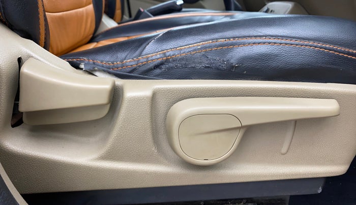 2019 Mahindra TUV300 T10, Diesel, Manual, 90,633 km, Driver Side Adjustment Panel