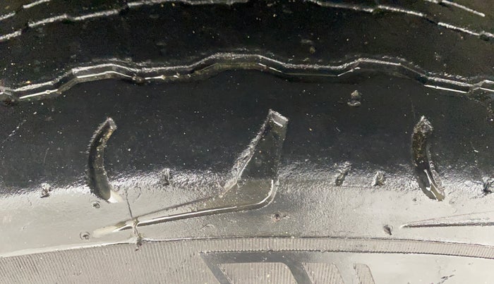 2019 Mahindra TUV300 T10, Diesel, Manual, 90,633 km, Left Front Tyre Tread