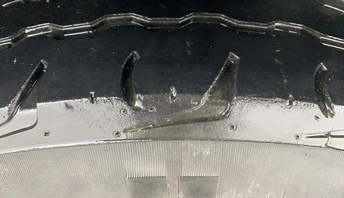 2019 Mahindra TUV300 T10, Diesel, Manual, 90,633 km, Left Rear Tyre Tread