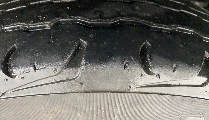 2019 Mahindra TUV300 T10, Diesel, Manual, 90,633 km, Right Front Tyre Tread