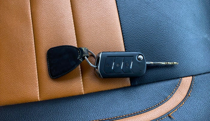 2019 Mahindra TUV300 T10, Diesel, Manual, 90,633 km, Key Close Up