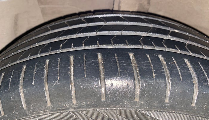 2017 Maruti Ciaz ALPHA 1.4 PETROL, Petrol, Manual, 15,213 km, Left Front Tyre Tread