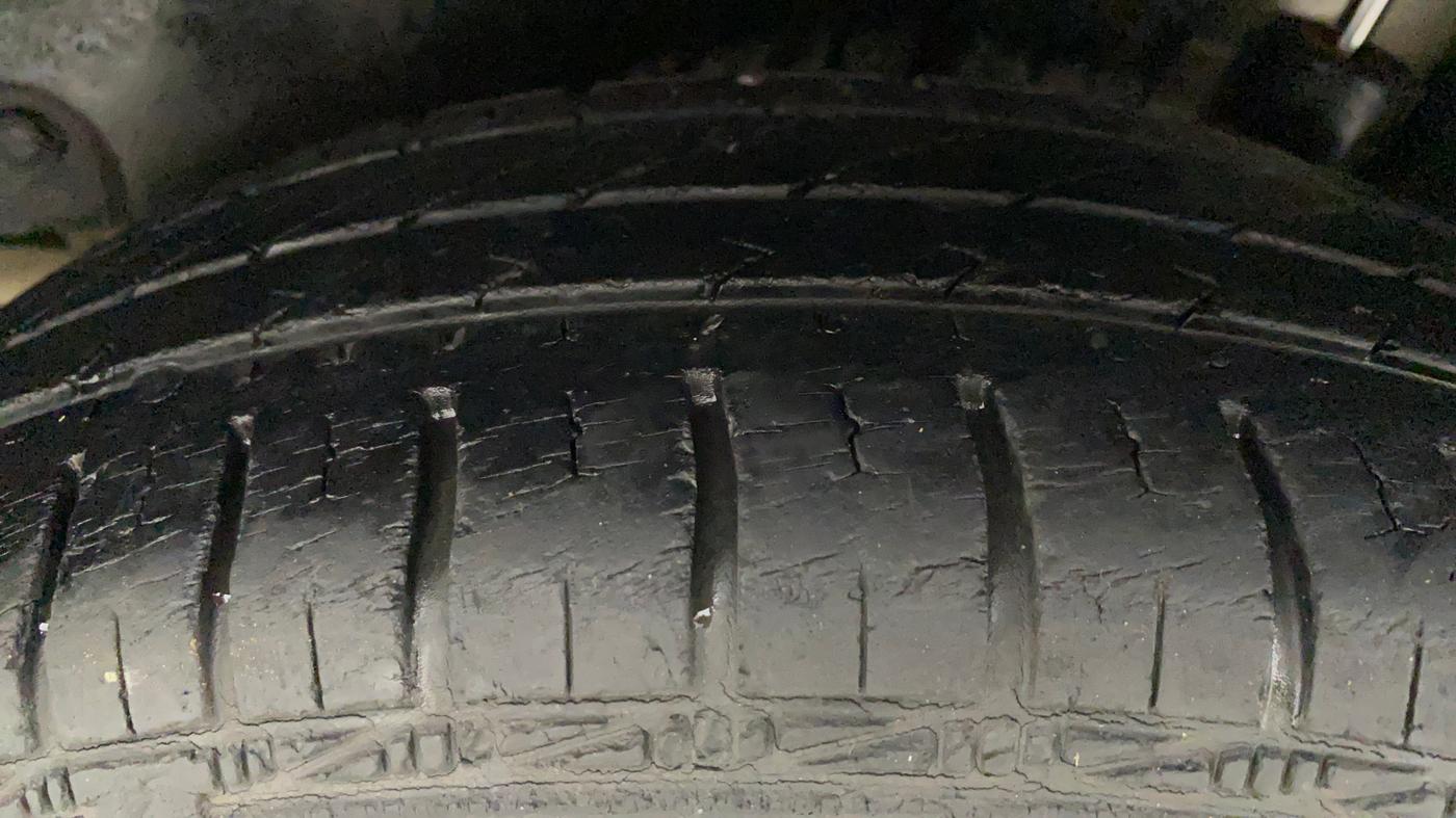 2011 Maruti Swift VXI, Petrol, Manual, 17,102 km, Left Rear Tyre Tread