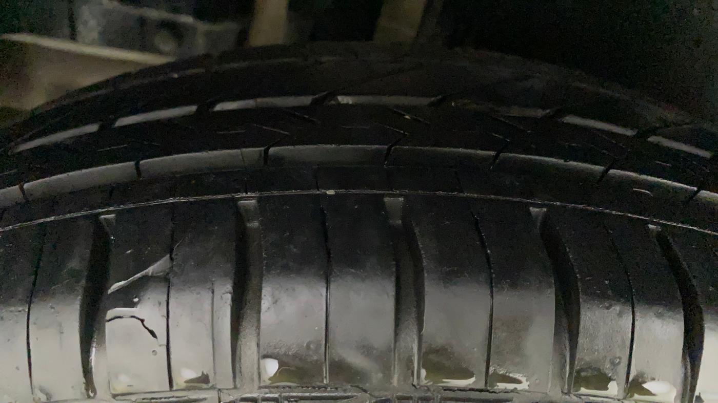 2011 Maruti Swift VXI, Petrol, Manual, 17,102 km, Right Rear Tyre Tread