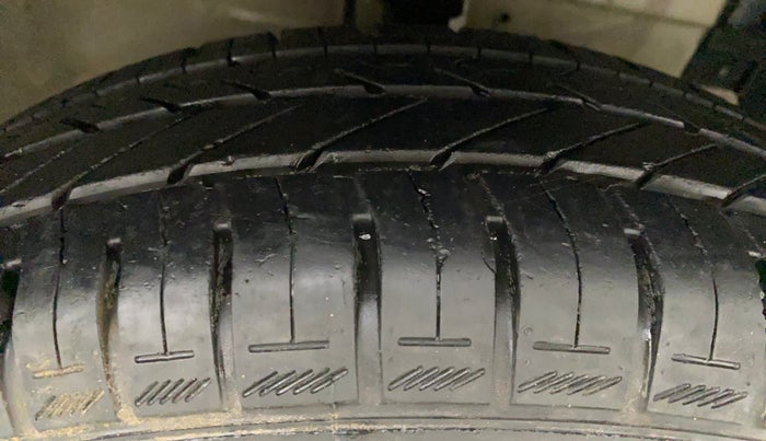 2011 Maruti Swift VXI, Petrol, Manual, 17,102 km, Right Front Tyre Tread