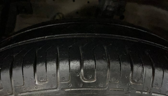 2016 Maruti Swift LXI (O), Petrol, Manual, 41,287 km, Left Front Tyre Tread