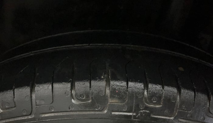 2016 Maruti Swift LXI (O), Petrol, Manual, 41,287 km, Left Rear Tyre Tread