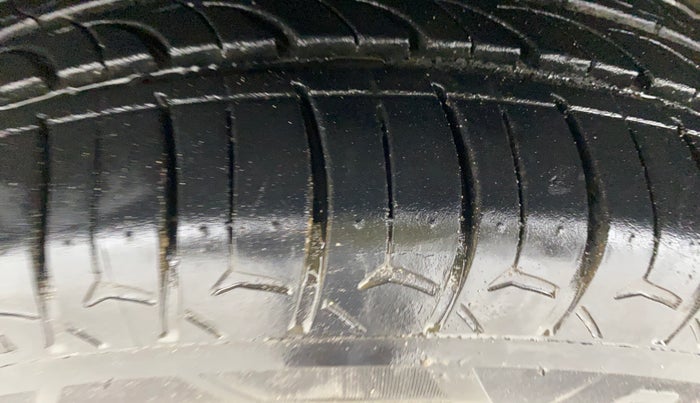 2016 Mahindra Kuv100 K6 6 STR, Petrol, Manual, 46,522 km, Left Front Tyre Tread