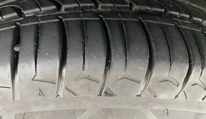 2016 Mahindra Kuv100 K6 6 STR, Petrol, Manual, 46,522 km, Right Front Tyre Tread