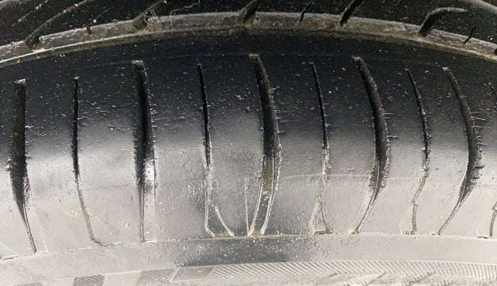 2016 Mahindra Kuv100 K6 6 STR, Petrol, Manual, 46,522 km, Right Rear Tyre Tread