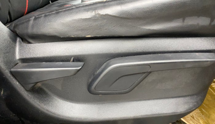 2016 Mahindra Kuv100 K6 6 STR, Petrol, Manual, 46,522 km, Driver Side Adjustment Panel