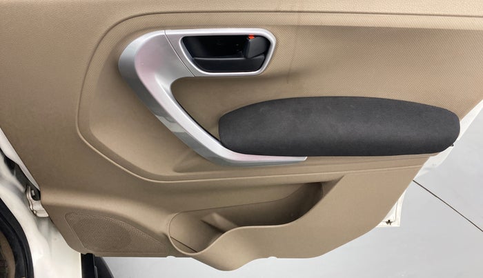 2017 Mahindra TUV300 T10 MT, Diesel, Manual, 63,628 km, Driver Side Door Panels Control