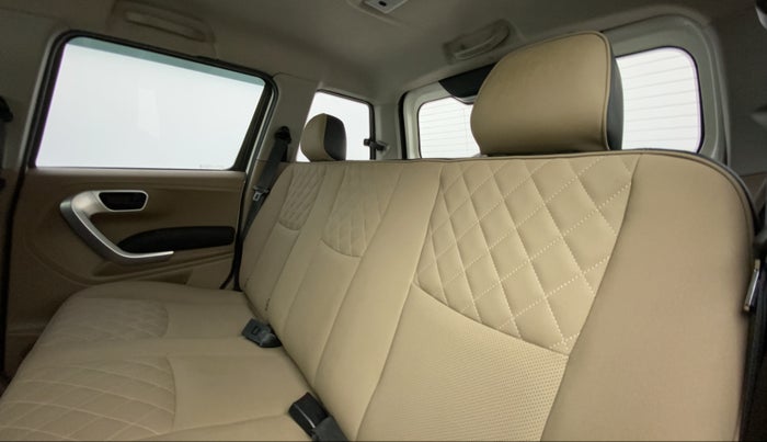 2017 Mahindra TUV300 T10 MT, Diesel, Manual, 63,628 km, Right Side Rear Door Cabin