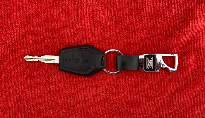 2017 Mahindra TUV300 T10 MT, Diesel, Manual, 63,628 km, Key Close Up