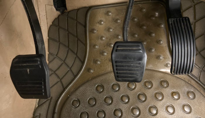 2017 Mahindra TUV300 T10 MT, Diesel, Manual, 63,628 km, Pedals