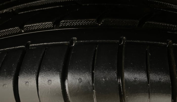 2021 Volkswagen Polo HIGHLINE PLUS 1.0, Petrol, Manual, 59,118 km, Left Front Tyre Tread