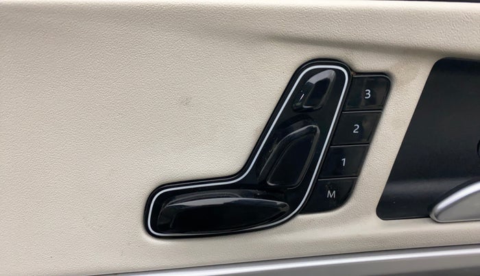2022 Mahindra XUV700 AX 7 LUXURY P AT 7 STR, Petrol, Automatic, 46,504 km, Driver Side Adjustment Panel