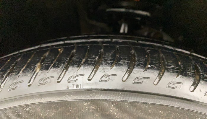 2022 Mahindra XUV700 AX 7 LUXURY P AT 7 STR, Petrol, Automatic, 46,504 km, Left Front Tyre Tread