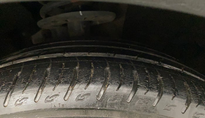2022 Mahindra XUV700 AX 7 LUXURY P AT 7 STR, Petrol, Automatic, 46,504 km, Right Front Tyre Tread
