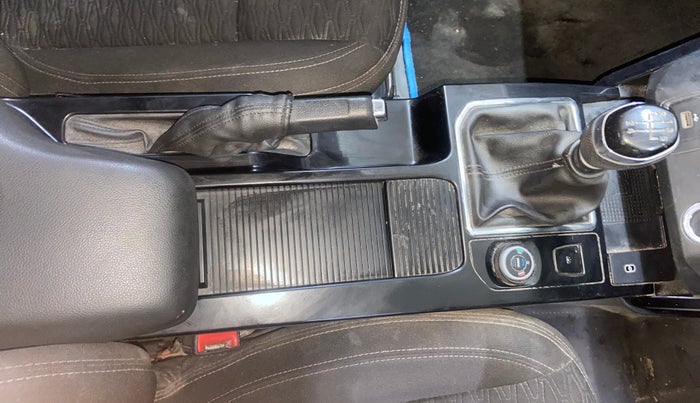 2022 Renault Kiger RXZ MT, Petrol, Manual, 50,214 km, Gear Lever