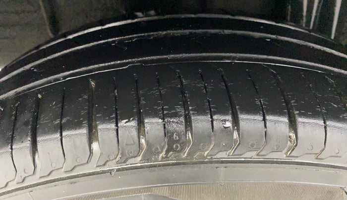 2022 Renault TRIBER RXZ, Petrol, Manual, 20,854 km, Right Rear Tyre Tread