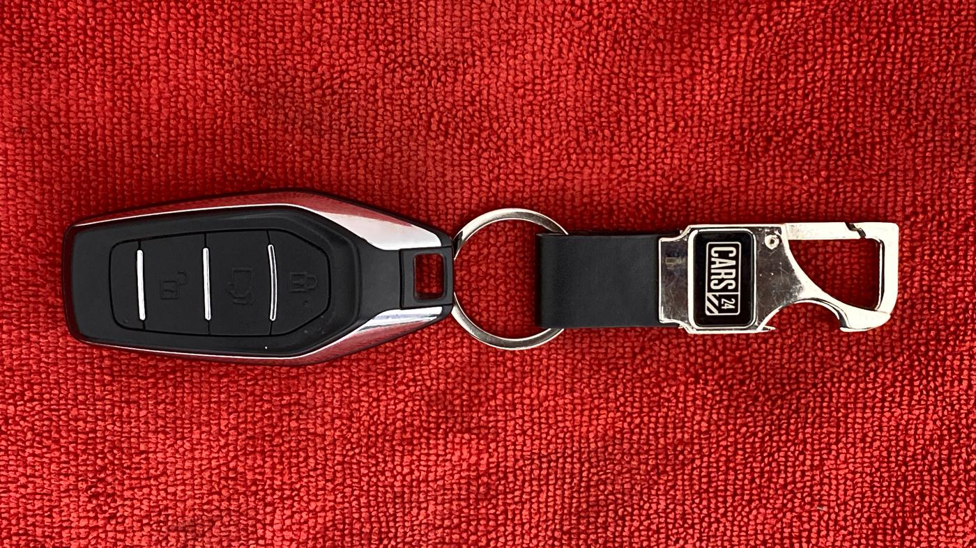 2019 Mahindra XUV500 W11 AT, Diesel, Automatic, 7,862 km, Key Close Up