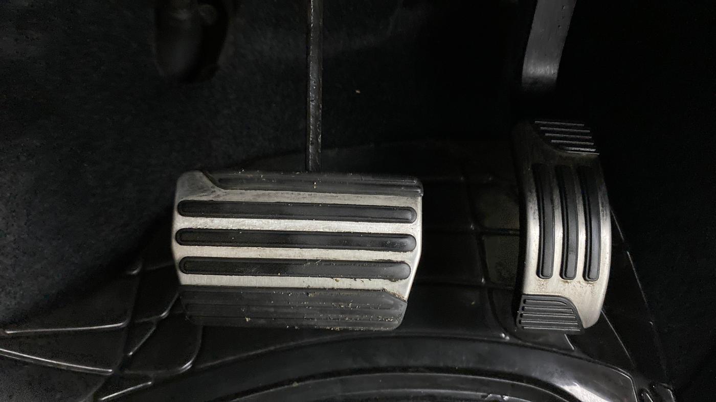 2019 Mahindra XUV500 W11 AT, Diesel, Automatic, 7,862 km, Pedals