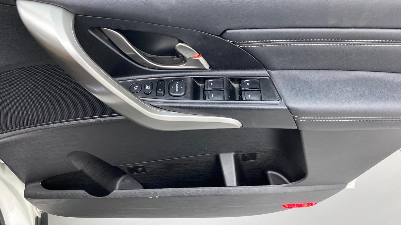 2019 Mahindra XUV500 W11 AT, Diesel, Automatic, 7,862 km, Driver Side Door Panels Control