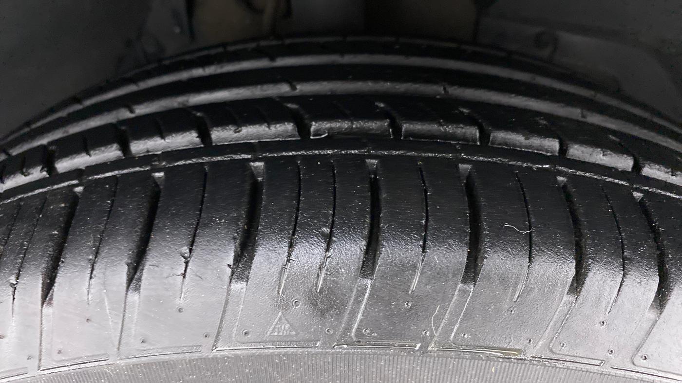 2019 Mahindra XUV500 W11 AT, Diesel, Automatic, 7,862 km, Right Front Tyre Tread