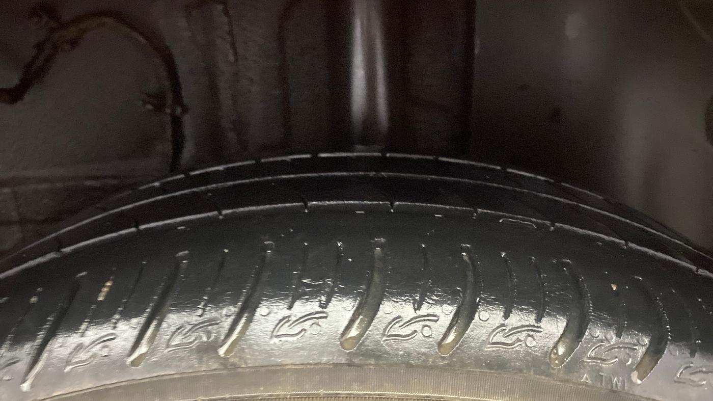 2020 Tata ALTROZ XZ PETROL, Petrol, Manual, 30,067 km, Left Rear Tyre Tread