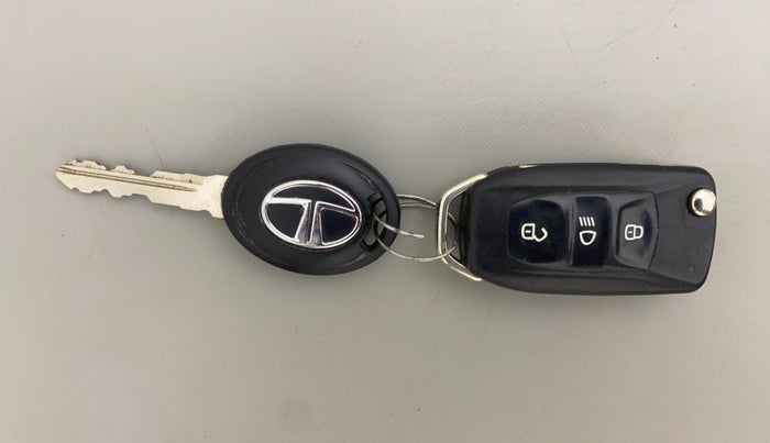 2017 Tata Tiago XM (O) PETROL, Petrol, Manual, 63,544 km, Key Close Up