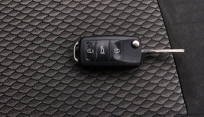 2016 Volkswagen Vento COMFORTLINE 1.6, Petrol, Manual, 57,055 km, Key Close Up